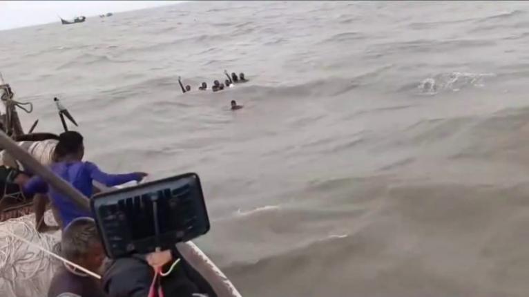 ১৫ জেলেকে নিয়ে বঙ্গোপসাগরে ট্রলারডুবি, সবাইকে জীবিত উদ্ধার