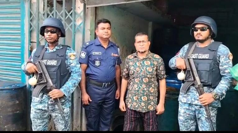 মোংলায় ১৫ হাজার ৬০০ লিটার অবৈধ সয়াবিন তেল জব্দ, ব্যবসায়ী আটক