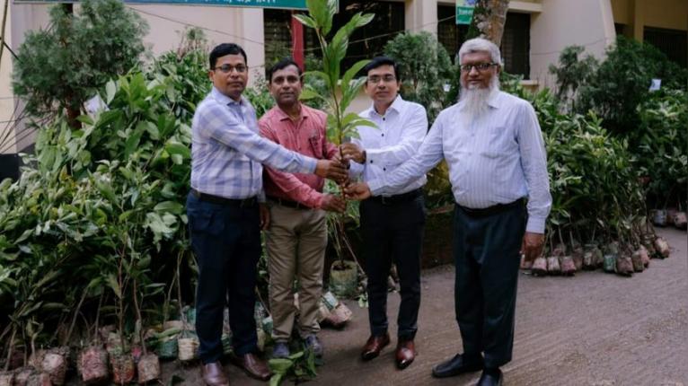 গৌরনদীতে ১৫ হাজার শিক্ষার্থীর হাতে ১৫ হাজার বৃক্ষ