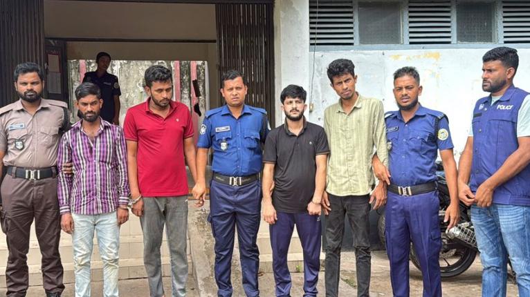 আগৈলঝাড়ায় ২ হাজার ১০ পিস ইয়াবাসহ চারজন গ্রেপ্তার