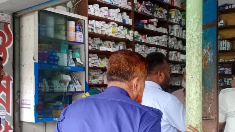 কাউখালীতে দুই ফার্মেসিকে জরিমানা, মেয়াদোত্তীর্ণ ও নিষিদ্ধ ওষুধ জব্দ
