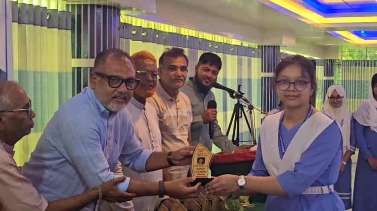 টুঙ্গিপাড়ায় কৃতি শিক্ষার্থীদের সংবর্ধনা, বিতরণ করা হলো শিক্ষা উপকরণ