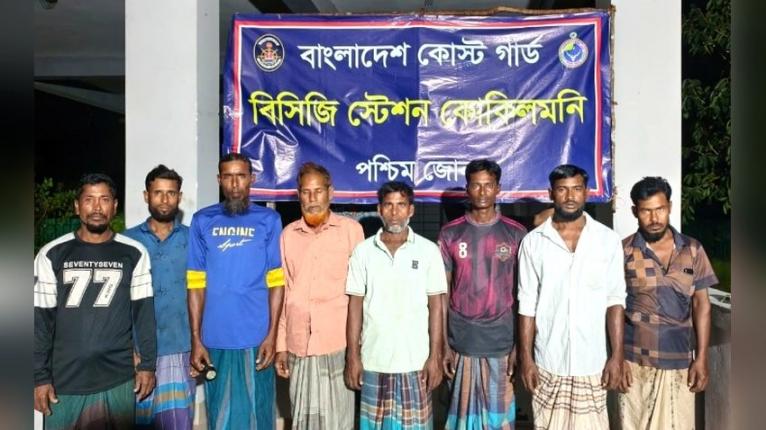 গভীর সাগরে পাঁচ দিন ভেসে থাকার পর জীবিত উদ্ধার ৮ জেলে