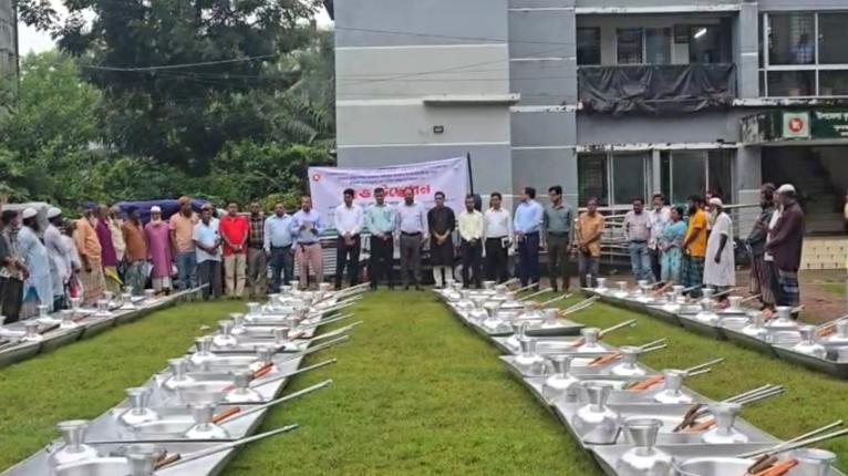 কলাপাড়ায় গোলপাতার গুড় তৈরির উপকরণ পেলেন ২৪০ চাষি