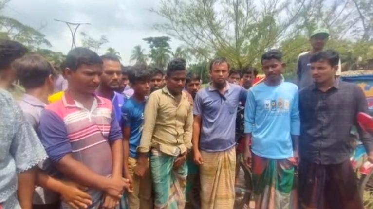 গলাচিপায় উচ্ছেদের অভিযোগে অটোরিকশাচালকদের বিক্ষোভ