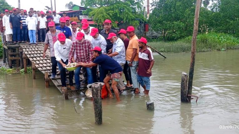পিরোজপুরে বিএনপির প্রতিষ্ঠাবার্ষিকীতে বলেশ্বর নদী ও পুকুরে মাছের পোনা অবমুক্ত