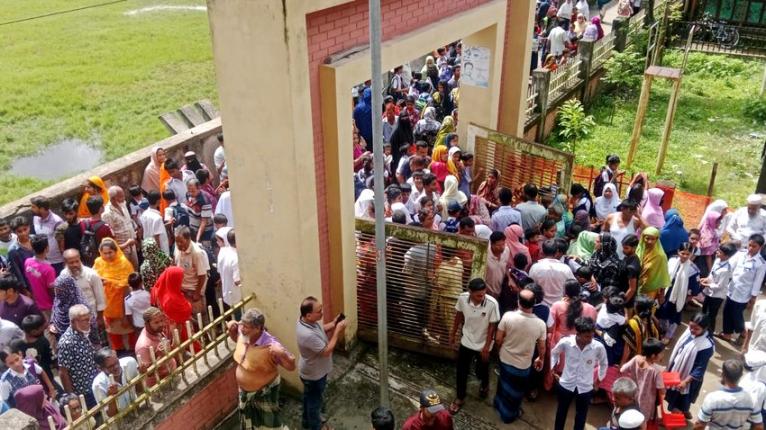 বেতাগী মডেল সরকারি প্রাথমিক বিদ্যালয়ে শিক্ষার্থীদের ভিড়। রবিবার সকালে।