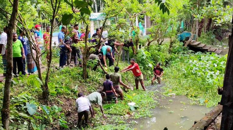 পিরোজপুরে স্বেচ্ছাশ্রমে বিএনপির পরিচ্ছন্নতা অভিযান