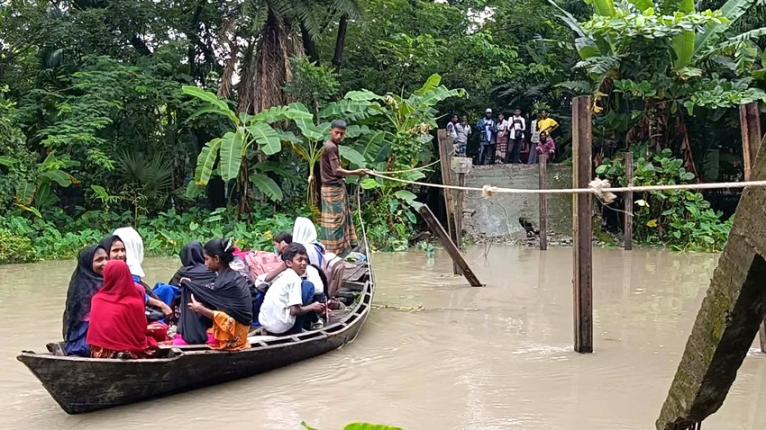তালতলীতে লোহার সেতু ভেঙে যোগাযোগ বিচ্ছিন্ন, ডিঙি নৌকায় শিক্ষার্থীদের পারাপার
