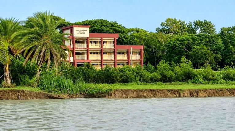 গলাচিপায় নদীভাঙনে হুমকির মুখে পশ্চিম চরকাজল প্রাথমিক বিদ্যালয়