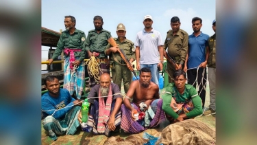 সুন্দরবনে বিষ দিয়ে মাছ শিকার, জেলে আটক