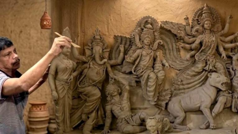 গলাচিপায় ২৬ মণ্ডপে দুর্গাপূজার প্রস্তুতি, ব্যস্ত প্রতিমাশিল্পীরা