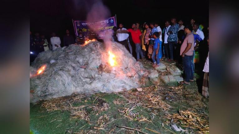 মনপুরায় দুই ট্রলারসহ ৪ জেলে আটক, জরিমানা ৬০ হাজার টাকা