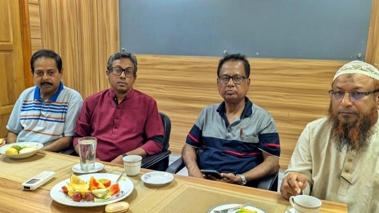 কলাপাড়া প্রেসক্লাবের সাংবাদিকদের সঙ্গে চা চক্রে এমপি মোশাররফ