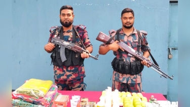 বেনাপোল সীমান্তে ৭ লাখ টাকার বস্ত্র, কসমেটিকস ও খাদ্যসামগ্রী আটক