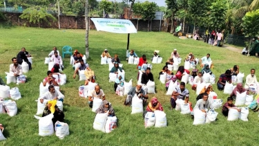 কয়রায় ৩০০ অসহায় পরিবারকে খাদ্যসামগ্রী দিল ইমপ্যাক্ট ইনিশিয়েটিভ