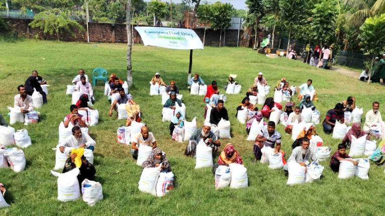 কয়রায় ৩০০ অসহায় পরিবারকে খাদ্যসামগ্রী দিল ইমপ্যাক্ট ইনিশিয়েটিভ