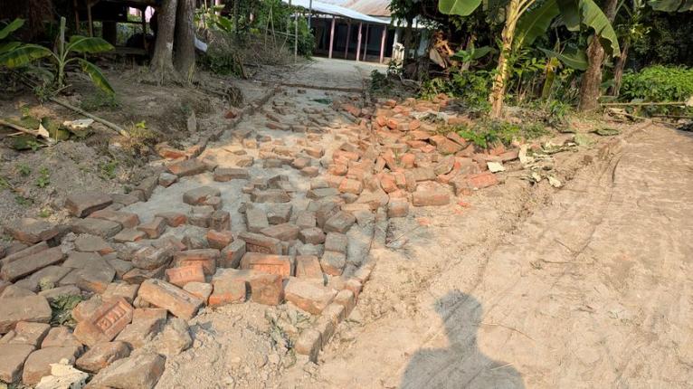 আগৈলঝাড়ায় রাস্তার ইট রাতের আঁধারে তুলে নেওয়ার অভিযোগ, যাতায়াতে দুর্ভোগের আশঙ্কা