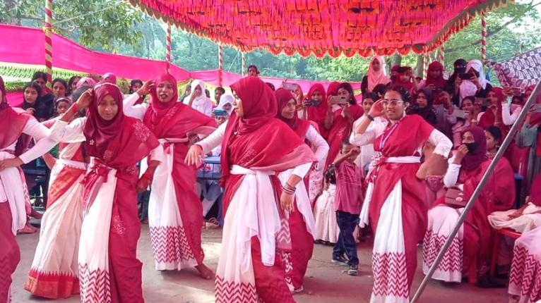 মনপুরা মনোয়ারা বেগম মহিলা কলেজে নবীন বরণ অনুষ্ঠানের দৃশ্য।