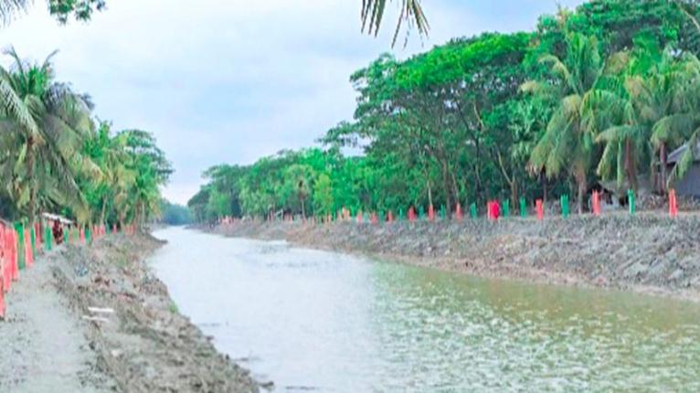 কলাপাড়ায় স্বনির্ভর খাল পুনঃখনন, স্বস্তি ফিরেছে কৃষকের মাঝে