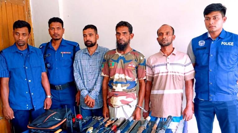 চরফ্যাশনে ডাকাতির প্রস্তুতিকালে পাইপগান-রামদাসহ ৩ জন গ্রেপ্তার