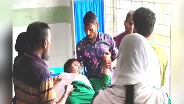বরগুনায় ক্লাসরুমে ২০ শিক্ষার্থী অসুস্থ, আতঙ্কে অভিভাবকরা