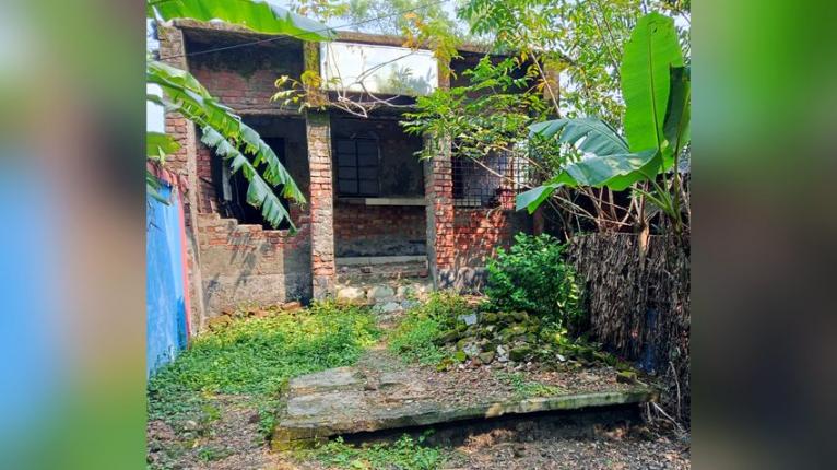 ডাকঘর আছে, নিরাপদ ভবন নেই; ছাদের পলেস্তারা খসে পড়ছে, ঝুঁকিতে কয়রার ডাকঘর