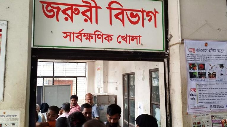 নেছারাবাদে কাঠবোঝাই ভ্যান উল্টে দিনমজুর নিহত, আহত ৪ বছরের ছেলে