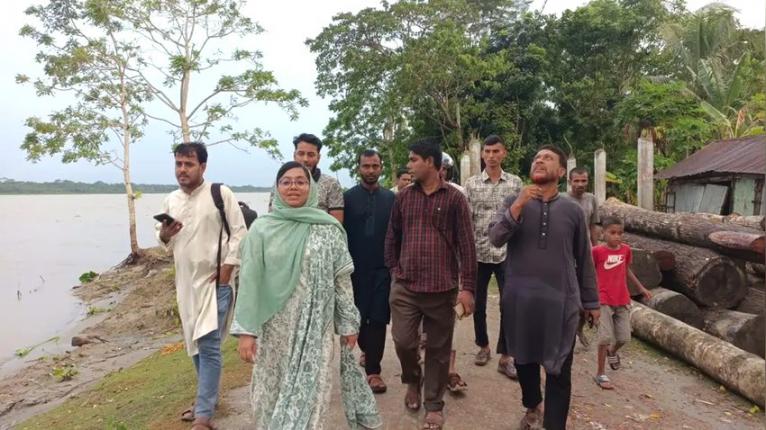 রাজাপুরের সড়কের বেহাল দশা দেখে ক্ষুব্ধ সংসদ সদস্য মিতু