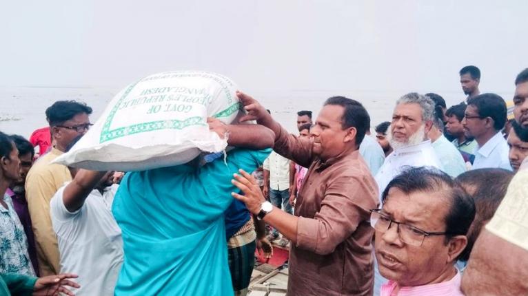 মেহেন্দিগঞ্জে নদীভাঙনে গৃহহীনদের মাঝে চাউল বিতরণ