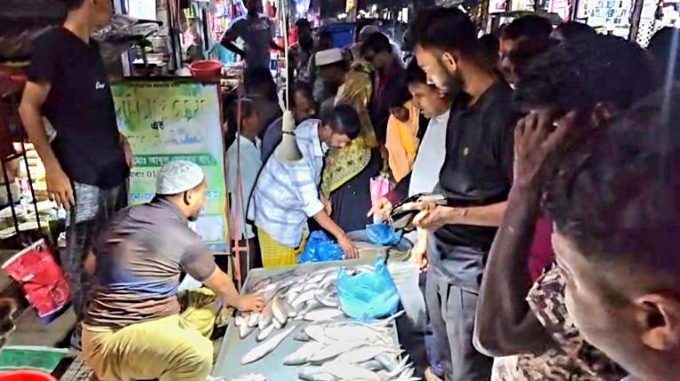 অবরোধ শুরুর আগ মুহূর্তে পটুয়াখালীর বাজারগুলোতে মাইকিং করে ইলিশ বিক্রির ধুম