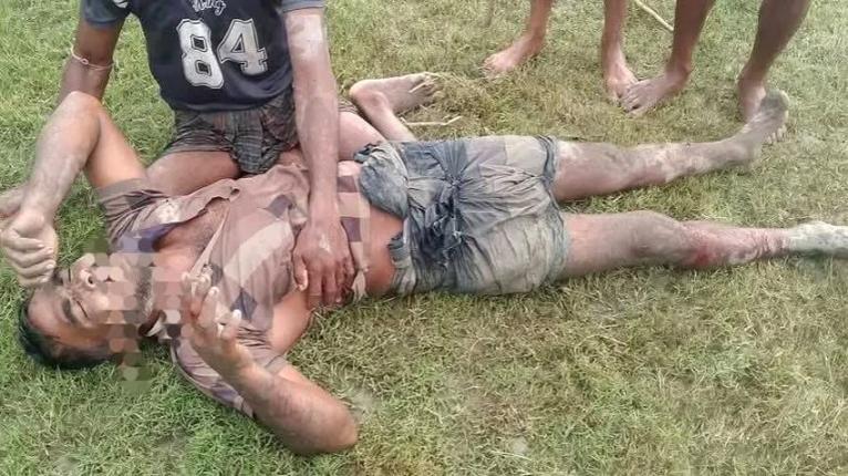 মনপুরায় ইউপি সদস্য শরিফকে পিটিয়ে হাত-পা ভেঙে দেওয়ার অভিযোগ উঠেছে দুর্বৃত্তদের বিরুদ্ধে।