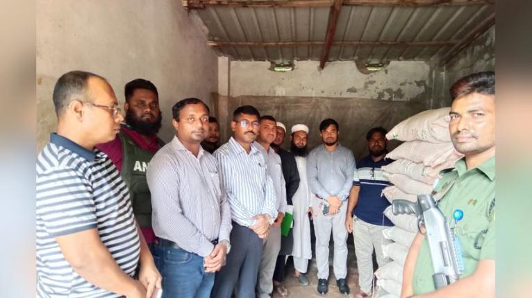 কালকিনিতে ১৪০ বস্তা সার জব্দ, ডিলারকে জরিমানা