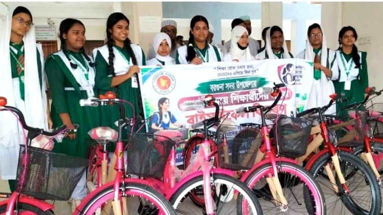 বরগুনায় সুবিধাবঞ্চিত মেধাবী ছাত্রীদের হাতে বাইসাইকেল