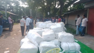 পিরোজপুরে কোস্ট গার্ডের অভিযানে বিপুল পরিমাণে ভারতীয় শাড়ি উদ্ধার
