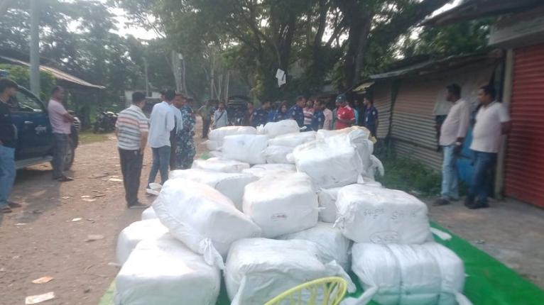 পিরোজপুরে কোস্ট গার্ডের অভিযানে বিপুল পরিমাণে ভারতীয় শাড়ি উদ্ধার
