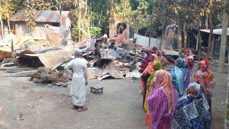 কালকিনিতে ধর্ষণ চেষ্টার অভিযোগ ঘিরে সৌদি ফেরত বৃদ্ধের বাড়িতে আগুন